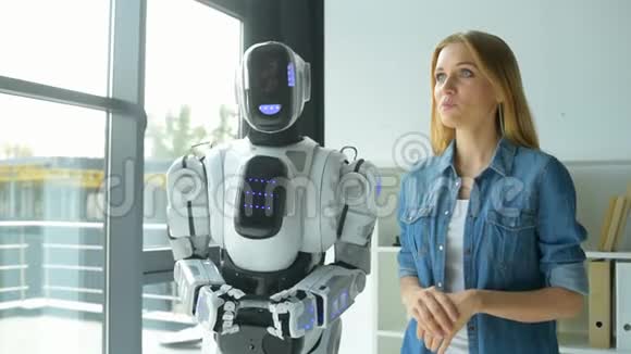 体贴的女孩和机器人一起办公视频的预览图