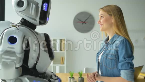 友好的机器人与好奇的年轻女士交谈视频的预览图