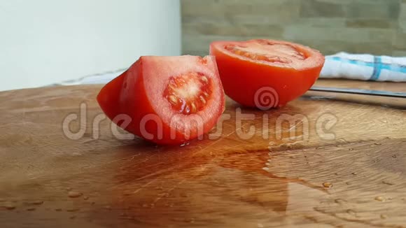 番茄落在木板上慢镜头视频的预览图