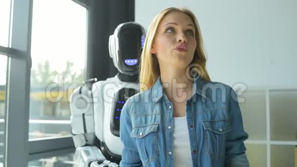 注意到年轻女士展示机器人的工作场所视频的预览图