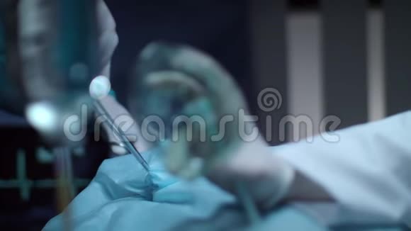 外科医生的操作过程手术前麻醉师给口罩视频的预览图