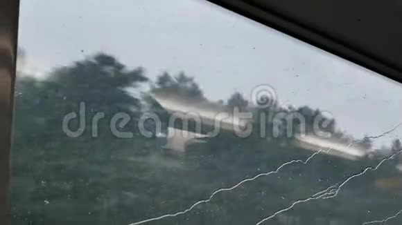 看着火车车窗外面下雨视频的预览图