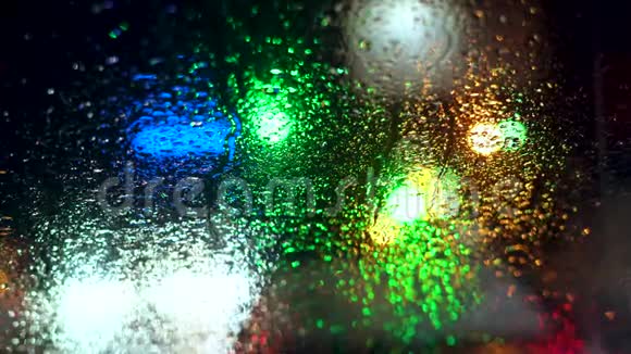 将车窗玻璃上的雨滴与模糊的夜晚城市车灯结合起来作为背景视频的预览图