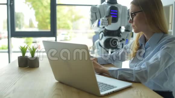 小心的机器人带女孩来杯咖啡视频的预览图