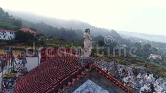 鸟瞰群山中的葡萄牙小镇视频的预览图