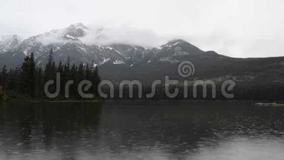 加拿大落基山脉金字塔湖附近的雨天早晨视频的预览图