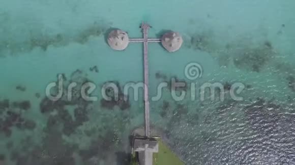 沿着巴卡拉木码头飞越泻湖岸边视频的预览图