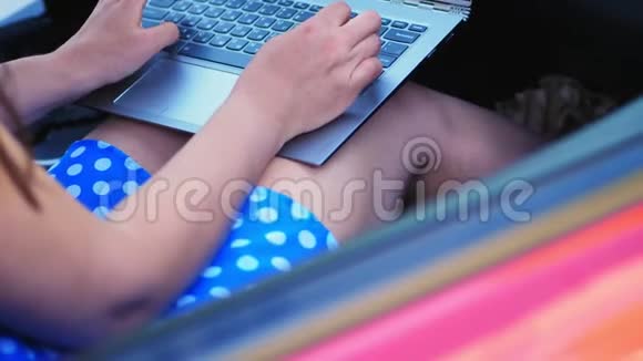 失去理智穿裙子的女人在女圈上有一台笔记本电脑她坐在车里用笔记本电脑工作交流视频的预览图