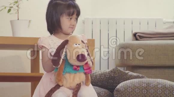 一个玩填充狗的女孩视频的预览图