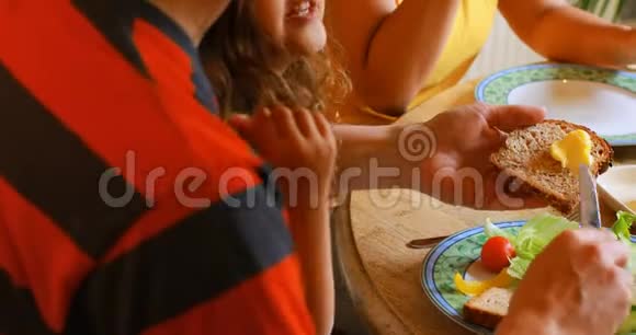 女孩和父母一起在厨房吃早餐视频的预览图