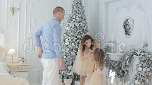 妈妈女儿和爸爸跳圆舞曲视频的预览图