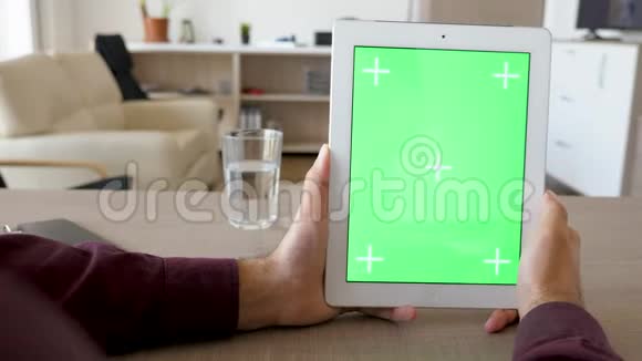 手持数字平板电脑垂直位置绿色屏幕色度模拟视频的预览图