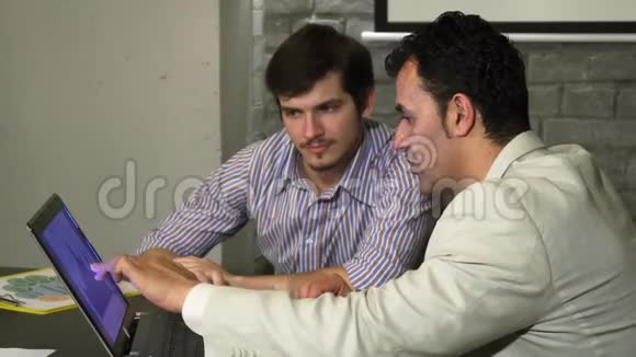 帅哥商人和老板一起用笔记本电脑开会视频的预览图