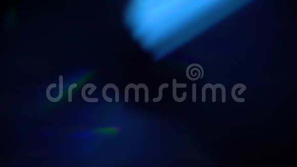 五颜六色的光脉冲和发光美丽的光线泄漏在黑暗的背景上真正的镜头耀斑完美的抽象视频的预览图