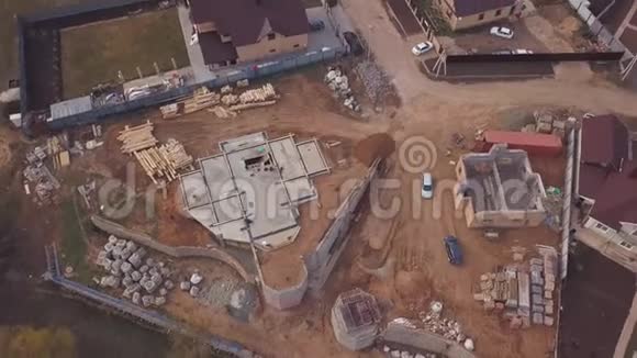 鸟瞰建筑用品和人对建筑工地的新房剪辑建筑业视频的预览图
