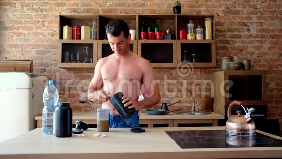 在厨房准备蛋白质鸡尾酒的男人视频的预览图