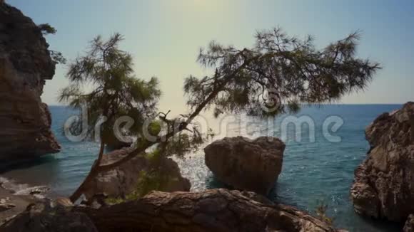 美丽的海上岩石景观海洋视频的预览图