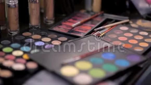 化妆沙龙里神奇的化妆品视频的预览图