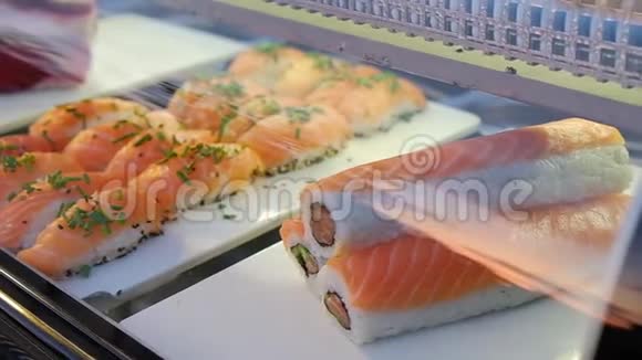 在寿司吧的窗户里滚传统的日本食物视频的预览图