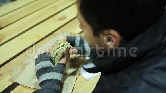 一丝不苟的工人吃着夹着蔬菜和奶酪的三明治健康食品视频的预览图