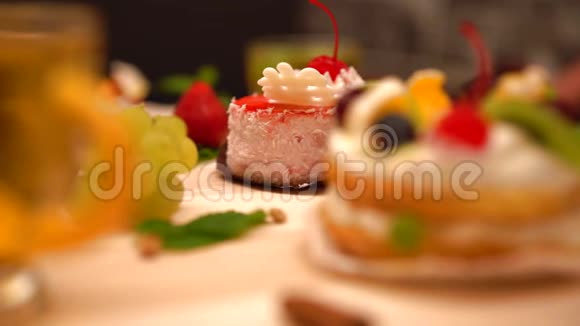 美味水果蛋糕的选择性焦点视图视频的预览图