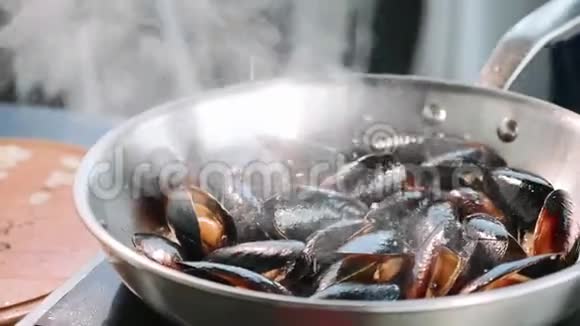 厨师在嘶嘶的煎锅上腌制贻贝视频的预览图
