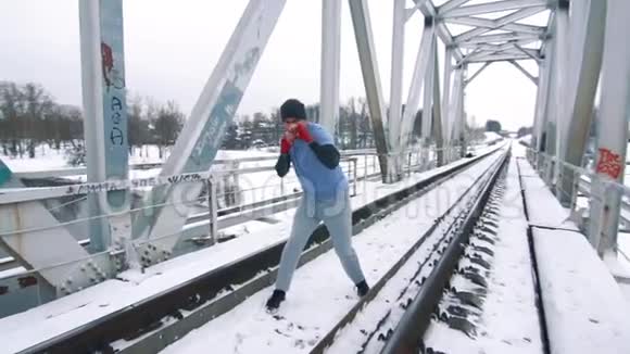 冬季在桥上训练拳击手视频的预览图