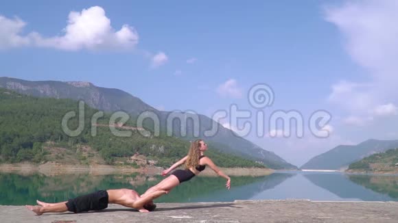 土耳其一男一女运动员在大自然中训练视频的预览图