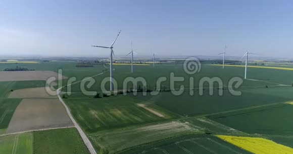现代风力涡轮机可通过作物空中拍摄产生可持续能源视频的预览图