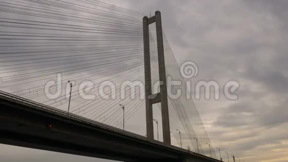河面上挂着灯笼的大桥下的景色连接城市两岸的建筑建筑视频的预览图