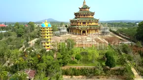 通过建造巨大的寺庙空中多层宝塔视频的预览图