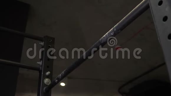 健身室里一个肌肉发达的成年运动员在酒吧里举起自己的特写镜头视频的预览图
