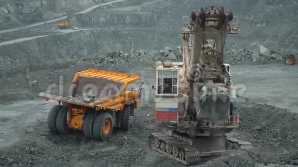 采矿挖掘机在采石场挖掘矿石关闭石灰石开采视频的预览图
