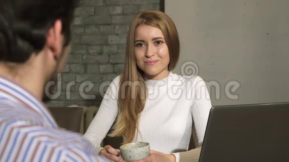 漂亮的女商人在办公室开会时喝咖啡视频的预览图