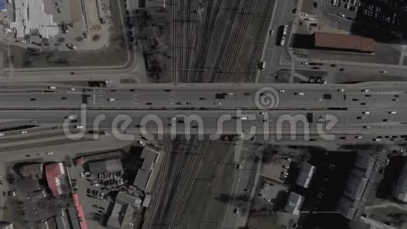 铁路上的汽车桥欧洲城市的交通高架桥无人机射击视频的预览图