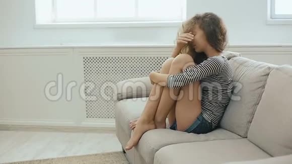 疲惫的少女坐在沙发上被虐待的少年视频的预览图