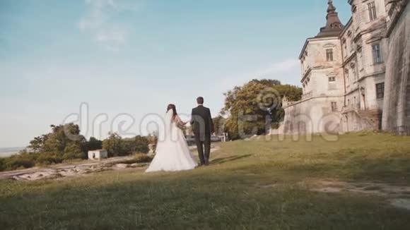婚礼情侣漫步古堡后景视频的预览图