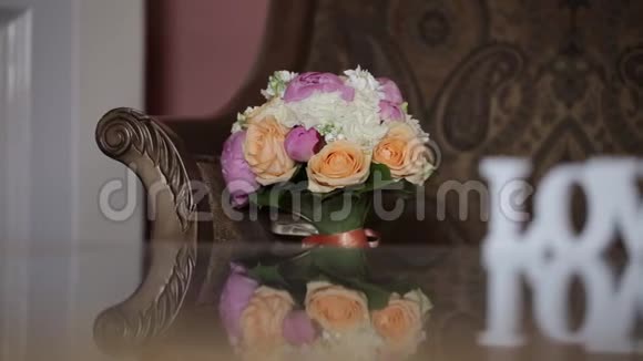 婚礼塑料情书和鲜花装饰品新娘Bijouterie丝带缎子装饰和珠宝视频的预览图
