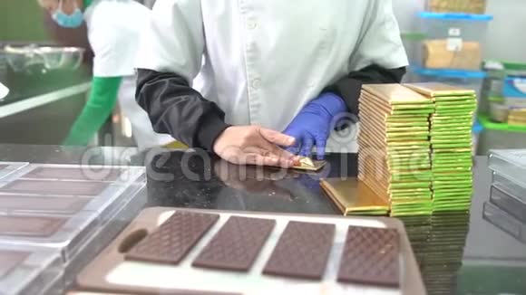 工厂手工包装巧克力棒视频的预览图