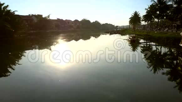 摄像机跟随太阳盘反射河水视频的预览图