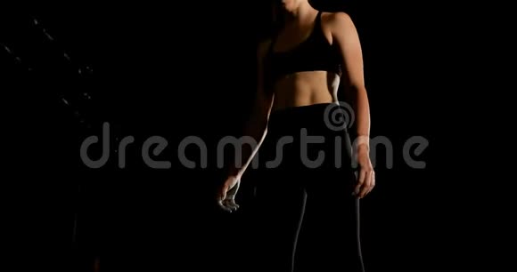 女运动员用杠铃4k运动视频的预览图