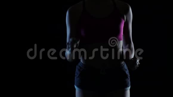 运动中的女人穿着黑色的屏幕跑步剪影慢动作关门视频的预览图