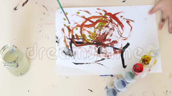 孩子在一张白纸上画了一张明亮的油漆儿童发展视频的预览图