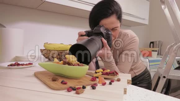 女摄影师拍照美食视频的预览图