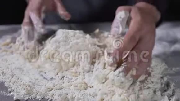 厨师揉面团面粉和水面包和面包店在厨房烘焙烹饪食物食物视频厨师视频的预览图
