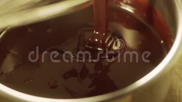 慢动作混合液体巧克力和搅拌器特写液体热巧克力视频的预览图