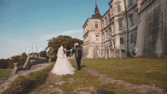 婚礼情侣漫步古堡后景视频的预览图