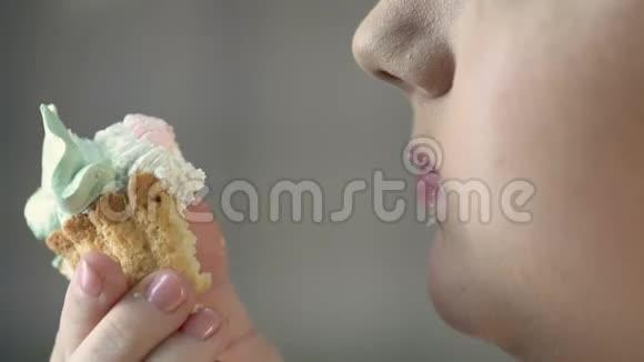 饥饿的超重女性吃含食欲的奶油甜点垃圾食品肥胖视频的预览图