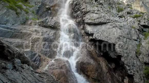 瀑布白水黑岩慢慢倾斜下来级联瀑布慢动作山间溪水视频的预览图