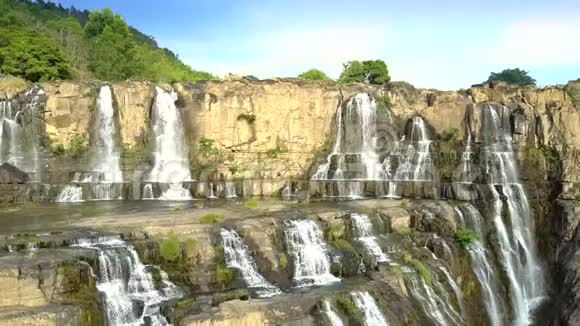 空中前景无数蓬古瀑布瀑布视频的预览图